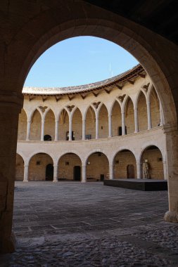 Palma, İspanya - 8 Kasım 2022: Castel de Bellver, Mallorca 'ya bakan dairesel bir kale.