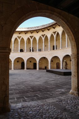 Palma, İspanya - 8 Kasım 2022: Castel de Bellver, Mallorca 'ya bakan dairesel bir kale.