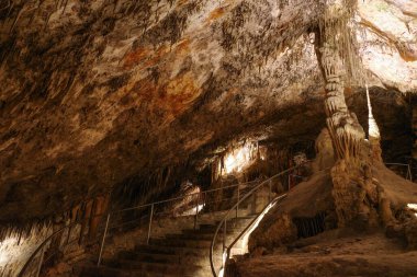 Porto Cristo, Mallorca, İspanya - 9 Kasım 2022: Cuevas del Drach 'taki yeraltı mağaraları