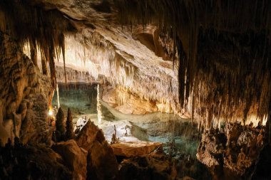 Porto Cristo, Mallorca, İspanya - 9 Kasım 2022: Cuevas del Drach 'taki yeraltı mağaraları