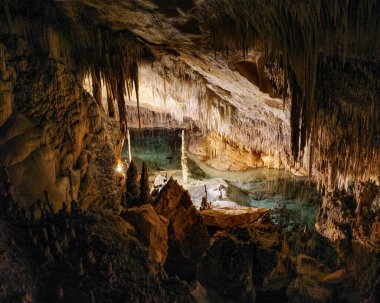 Porto Cristo, Mallorca, İspanya - 9 Kasım 2022: Cuevas del Drach 'taki yeraltı mağaraları