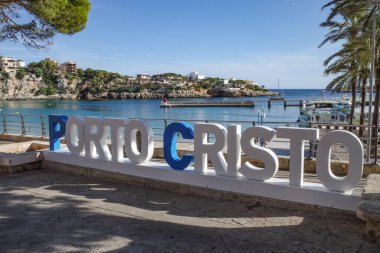 Porto Cristo, Mallorca, İspanya - 9 Kasım 2022: Porto Cristo kentindeki sahil ve liman manzaraları