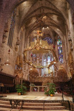 Palma de Mallorca, İspanya - 10 Kasım 2022: Gaudi Altar 'ı Palma Seo Katedrali Bazilikası' nda tasarladı.