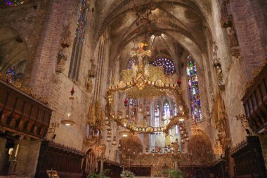 Palma de Mallorca, İspanya - 10 Kasım 2022: Gaudi Altar 'ı Palma Seo Katedrali Bazilikası' nda tasarladı.