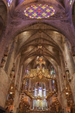 Palma de Mallorca, İspanya - 10 Kasım 2022: Gaudi Altar 'ı Palma Seo Katedrali Bazilikası' nda tasarladı.