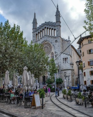 Soller, Mallorca, İspanya - 11 Kasım 2022: Anayasa Plaza ve Sant Bartomeu Kilisesi