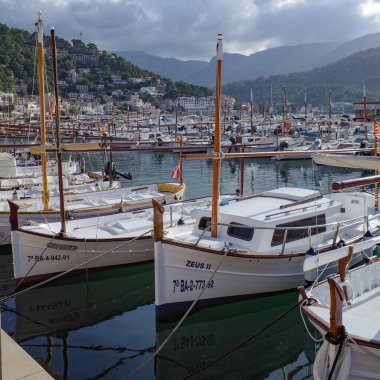 Port de Soller, Mallorca, İspanya - 11 Kasım 2022: Port de Soller körfezindeki liman manzarası