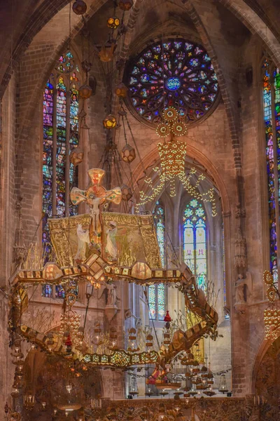 Palma de Mallorca, İspanya - 10 Kasım 2022: Gaudi Altar 'ı Palma Seo Katedrali Bazilikası' nda tasarladı.