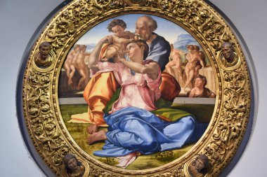 Florence, İtalya - 20 Kasım 2022: 'Doni Tondo' İtalyan Rönesans sanatçısı Michelangelo Buonarroti, Uffizi Galerisi