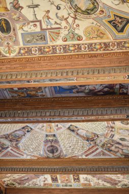 Floransa, İtalya - 20 Kasım 2022: Uffizi Galerisinin doğu koridorunda boyanmış tavanlar