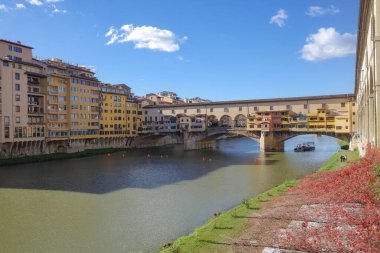 Florence, İtalya - 15 Kasım 2022: Arno Nehri üzerindeki Ponte Vecchio Köprüsü