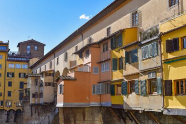Florence, İtalya - 15 Kasım 2022: Arno Nehri üzerindeki Ponte Vecchio Köprüsü