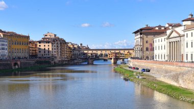 Florence, İtalya - 15 Kasım 2022: Arno Nehri üzerindeki Ponte Vecchio Köprüsü