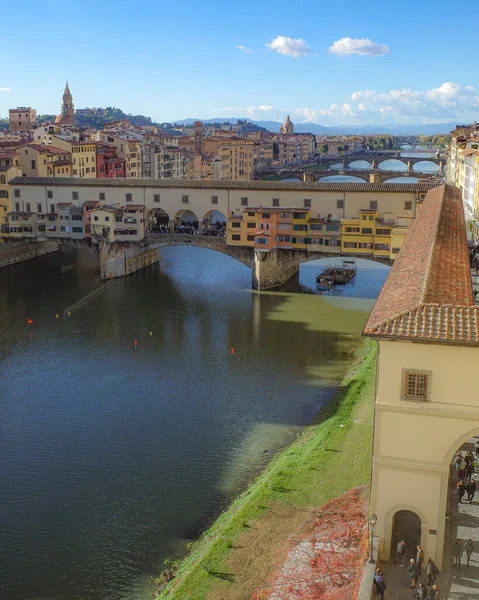 Florence, İtalya - 15 Kasım 2022: Arno Nehri üzerindeki Ponte Vecchio Köprüsü