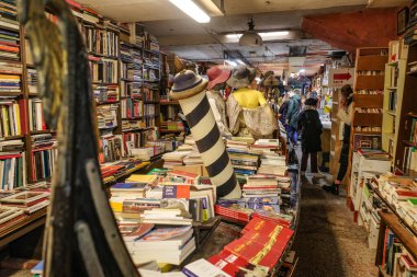 Venedik, İtalya - 15 Kasım 2022: Libreria Acqua Alta Kitapevi