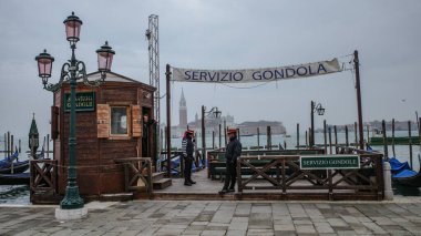 Venedik, İtalya - 15 Kasım 2022: Gondol İstasyonu