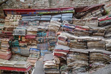 Venedik, İtalya - 15 Kasım 2022: Libreria Acqua Alta Kitapevi