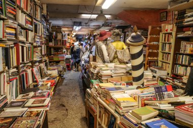 Venedik, İtalya - 15 Kasım 2022: Libreria Acqua Alta Kitapevi