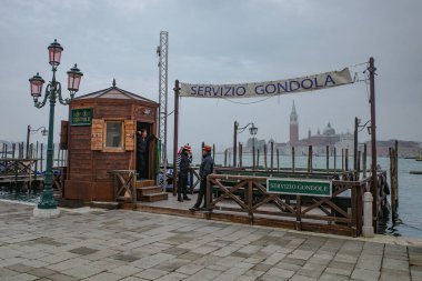 Venedik, İtalya - 15 Kasım 2022: Gondol İstasyonu