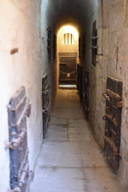 Venedik, İtalya - 15 Kasım 2022: Valilikteki hapishane hücreleri ve barlar