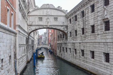 Venedik, İtalya - 15 Kasım 2022 İç Çekiş Köprüsü veya Ponte de Suspiri ve Doges Sarayı