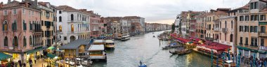 Venedik, İtalya - 15 Kasım 2022: Rialto Köprüsü 'nden Büyük Kanal' da gün batımı