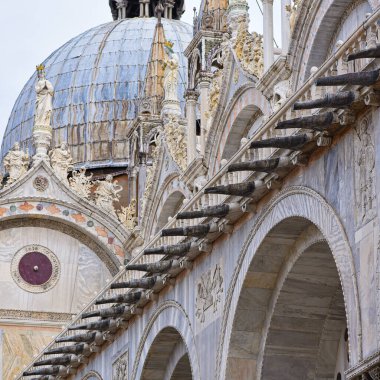 Venedik, İtalya - 14 Kasım 2022: Basilica di San Marco 'nun altın kubbeleri