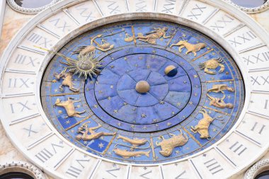 Venedik, İtalya - 15 Kasım 2022: Piazza San Marco 'daki Torre dell' Orologio Saat Kulesi