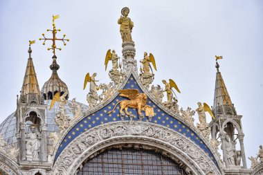 Venedik, İtalya - 14 Kasım 2022: Basilica di San Marco 'nun altın kubbeleri