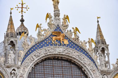 Venedik, İtalya - 14 Kasım 2022: Basilica di San Marco 'nun altın kubbeleri