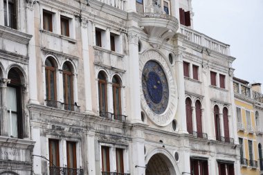 Venedik, İtalya - 15 Kasım 2022: Piazza San Marco 'daki Torre dell' Orologio Saat Kulesi