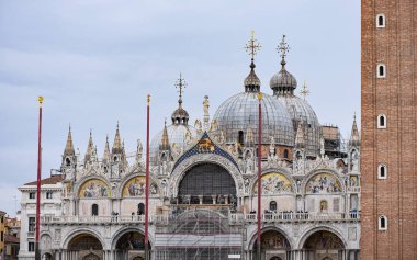 Venedik, İtalya - 14 Kasım 2022: Basilica di San Marco 'nun altın kubbeleri