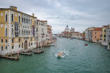 Venedik, İtalya - 14 Kasım 2022: Santa Maria Bazilikası ve Ponte dell 'Accademia' dan Büyük Kanal