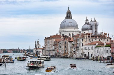 Venedik, İtalya - 14 Kasım 2022: Santa Maria Bazilikası ve Ponte dell 'Accademia' dan Büyük Kanal