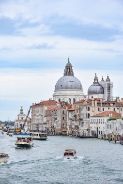 Venedik, İtalya - 14 Kasım 2022: Santa Maria Bazilikası ve Ponte dell 'Accademia' dan Büyük Kanal