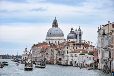 Venedik, İtalya - 14 Kasım 2022: Santa Maria Bazilikası ve Ponte dell 'Accademia' dan Büyük Kanal