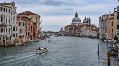 Venedik, İtalya - 14 Kasım 2022: Santa Maria Bazilikası ve Ponte dell 'Accademia' dan Büyük Kanal