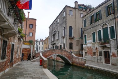Venedik, İtalya - 14 Kasım 2022: Venedik Kanalları boyunca mimarlık
