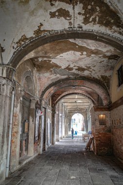 Venedik, İtalya - 15 Kasım 2022: Mercato di Rialto pazarının kemeryolları