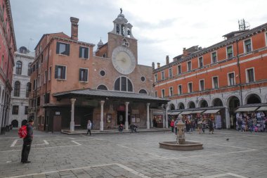 Venedik, İtalya - 15 Kasım 2022 Campo San Giacomo di Rialto ve Kilise saati
