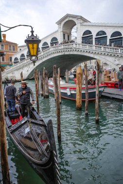 Venedik, İtalya - 15 Kasım 2022: Rialto Köprüsü ve Büyük Kanal Görüntüleri