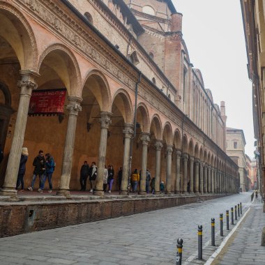 Bologna, İtalya - 16 Kasım 2022: Geleneksel Porticos, örtündü