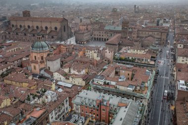 Bologna, İtalya - 16 Kasım 2022: Bolonya 'nın kuleleri ve çatıları üzerindeki şehir manzarası