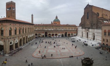 Bologna, İtalya - 16 Kasım 2022: Bolonya 'nın kuleleri ve çatıları üzerindeki şehir manzarası