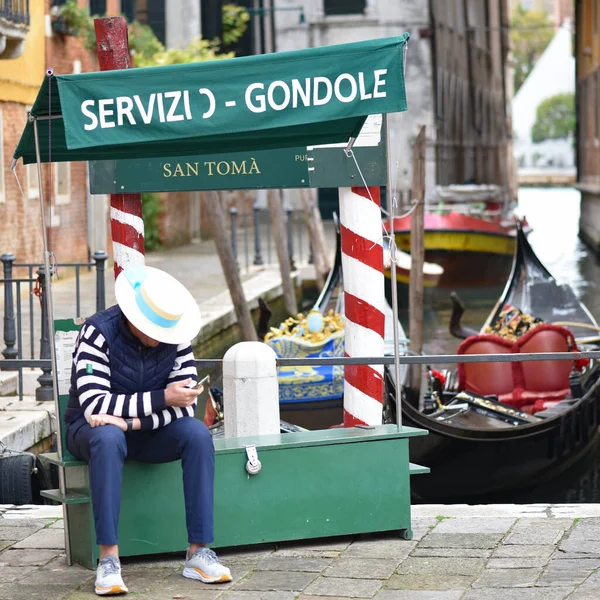 Venetië Italië Nov 2022 Gondelier Wacht Toeristen Venetiaanse Grachten — Stockfoto