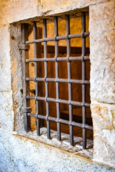 Venedik, İtalya - 15 Kasım 2022: Valilikteki hapishane hücreleri ve barlar