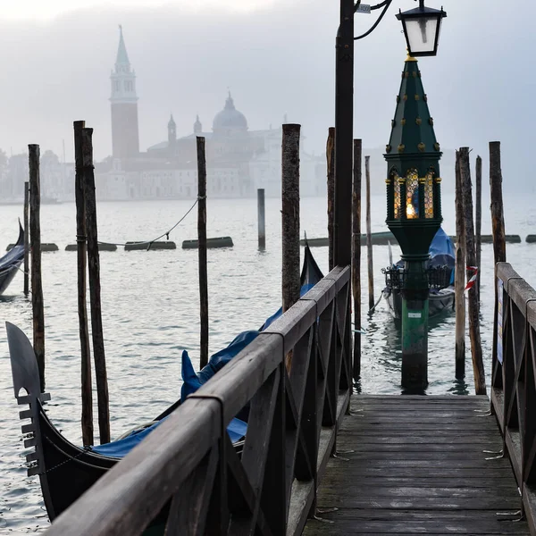 Wenecja Włochy Lis 2022 Poranne Widoki Gondole Canal Grande Dzwonnicę — Zdjęcie stockowe