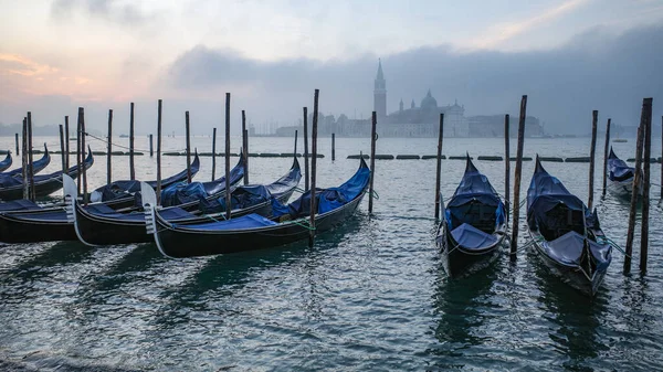 意大利威尼斯 2022年11月15日 贡多拉 大运河和圣乔治钟楼的晨景 — 图库照片