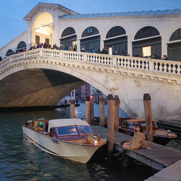 Velence Olaszország 2022 November Egy Motorcsónak Dokkok Rialto Híd Mellett — Stock Fotó