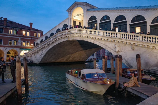 Венеція Італія Nov 2022 Плавучі Доки Біля Мосту Ріальто — стокове фото